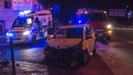 Wypadek w Wilkanowie koło Zielonej Góry. Auto uderzyło w autobus (ZDJĘCIA)