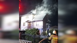 Pożar domu w Jeninie koło Gorzowa. Płonęło poddasze. W akcji 8 zastępów straży pożarnej