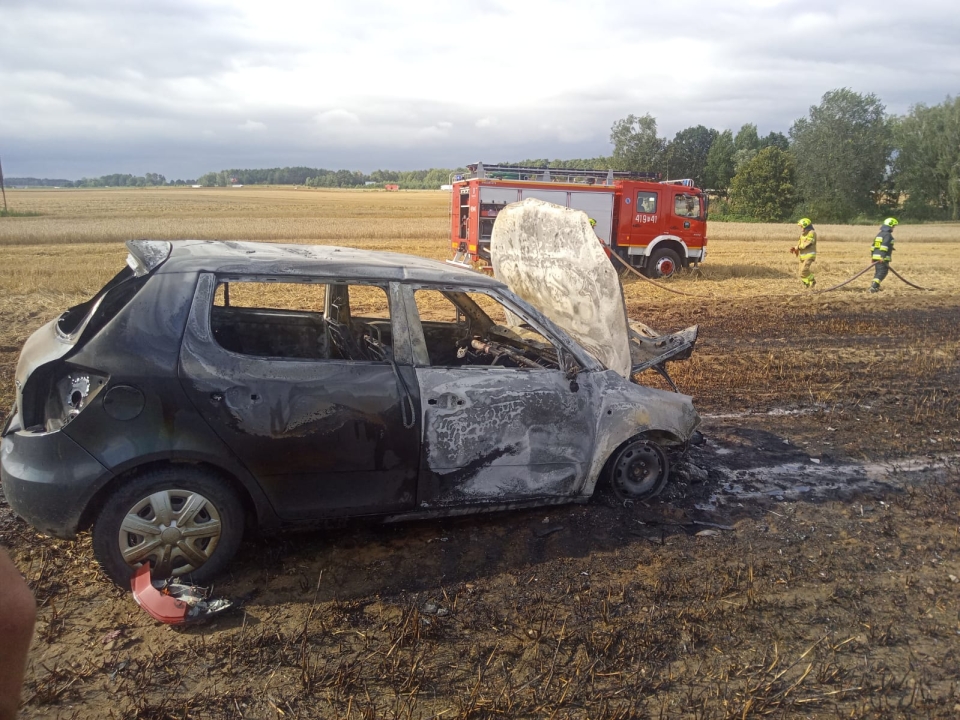 2/3 - Auto spłonęło na środku pola rolniczego. Paliło się też ściernisko