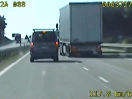 Kierowca ciężarówki chciał wyprzedzić swojego kolegę na A2. Prawie staranował osobówki na lewym pasie (FILM)
