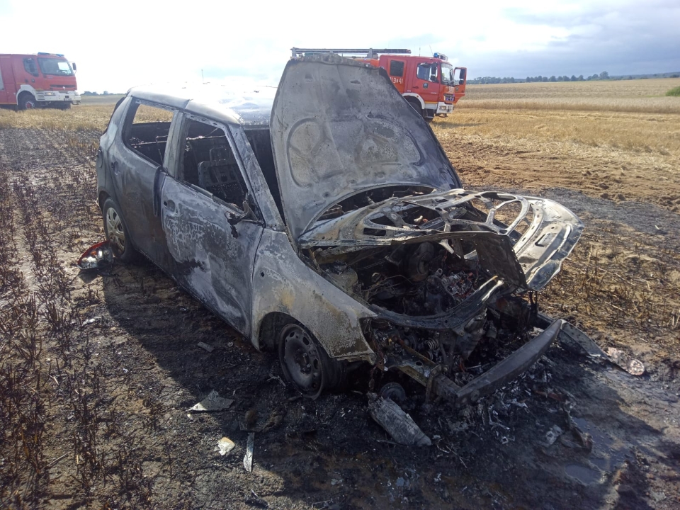 3/3 - Auto spłonęło na środku pola rolniczego. Paliło się też ściernisko 