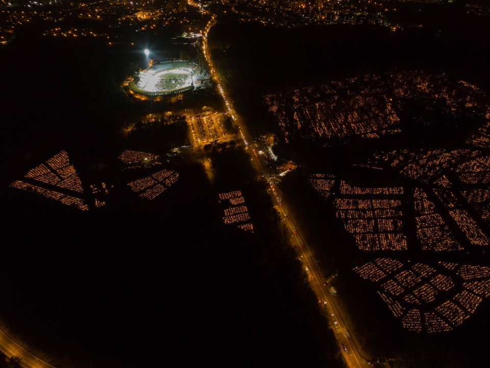 Zielonogórski cmentarz nocą. Niesamowite zdjęcia z lotu ptaka