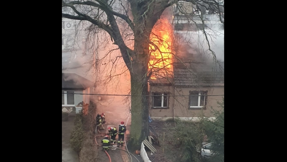 Pożar domu w Gorzowie. Płonie poddasze. Jedna osoba poszkodowana (ZDJĘCIA)