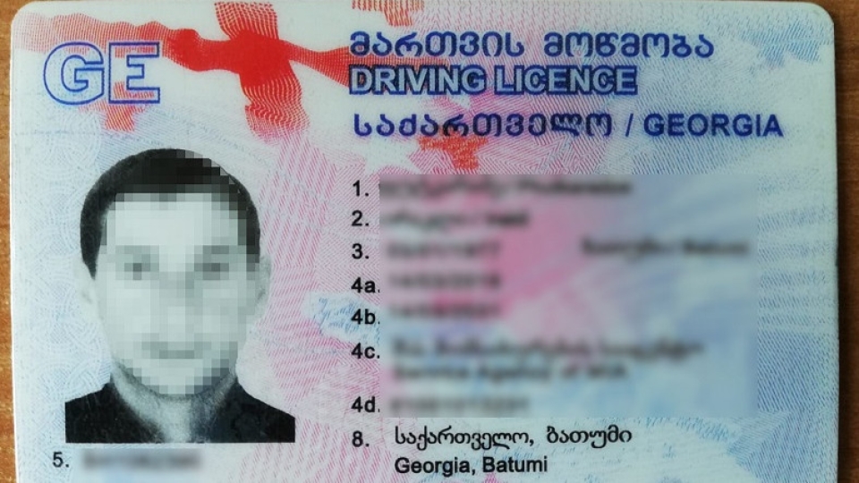 Zawodowy kierowca z fałszywym prawem jazdy