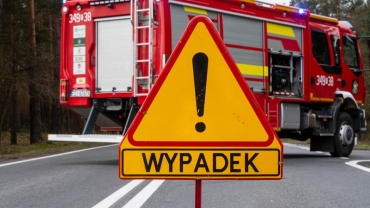 Wypadek pod Zieloną Górą. Osobówka uderzyła w drzewo