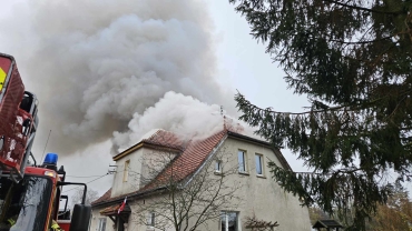 Płonie dom w Nowogrodzie Bobrzańskim. Kłęby dymu widać z daleka