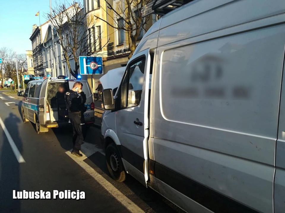 Kradzież mercedesa, paliwa i ucieczka przed Policją. 21-latek zatrzymany (ZDJĘCIA i FILM)