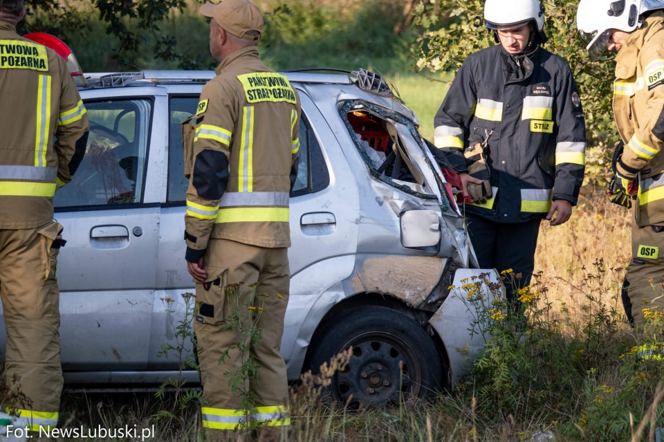 1/7 - Dachowanie na krajowej "27" pod Zieloną Górą. Przyleciał śmigłowiec LPR