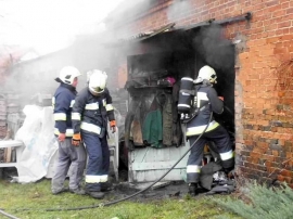 Pożar domu w Skwierzynie. 13-latek próbował gasić ogień - zapaliła się na nim kurtka (ZDJĘCIA)