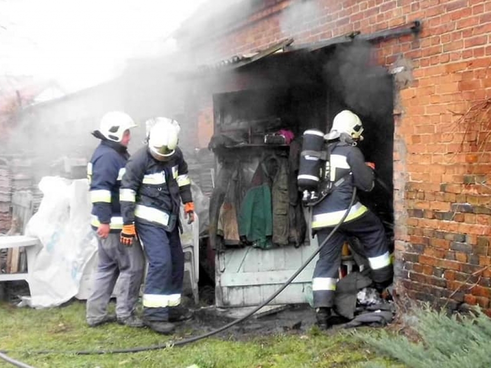 Pożar domu w Skwierzynie. 13-latek próbował gasić ogień - zapaliła się na nim kurtka