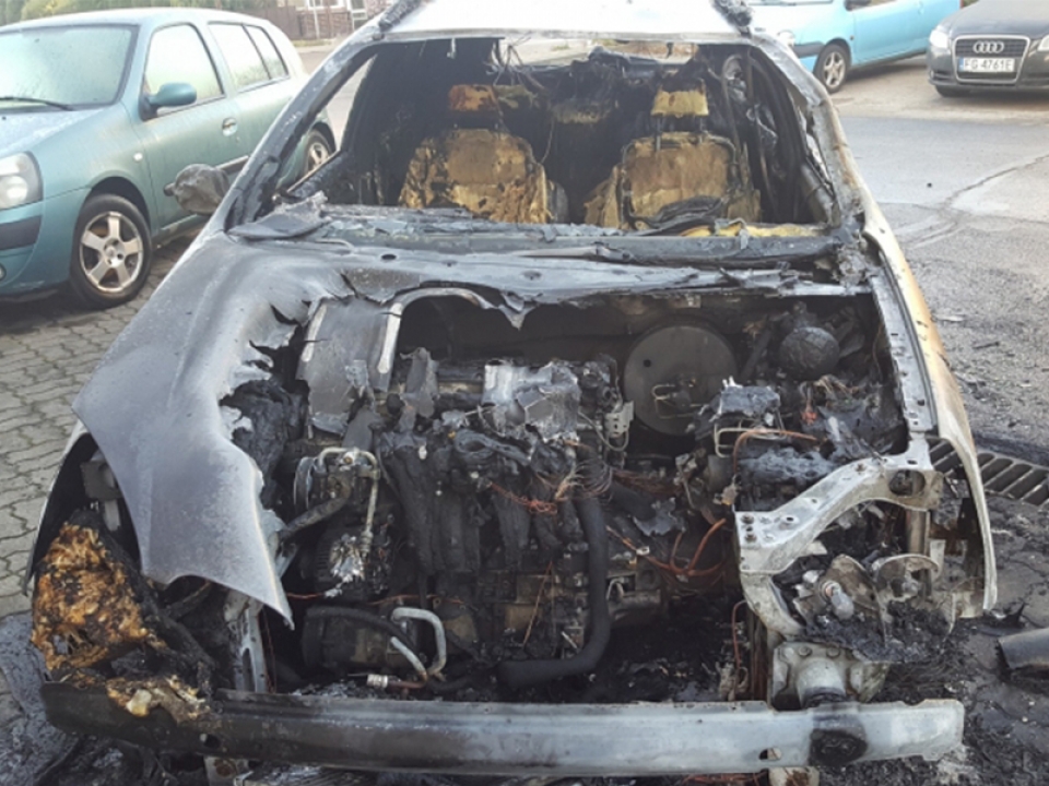 Podpalenie trzech aut w Gorzowie (zdjęcia)