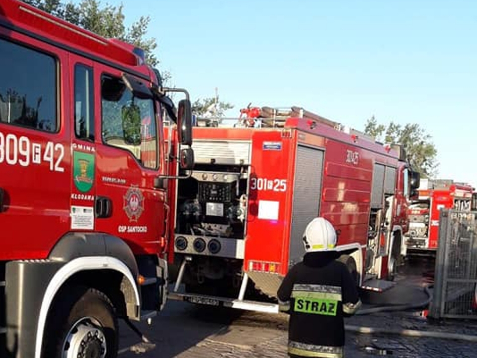 Pożar hali magazynowej w Gorzowie Wlkp. W akcji 6 zastępów straży pożarnej (ZDJĘCIA)