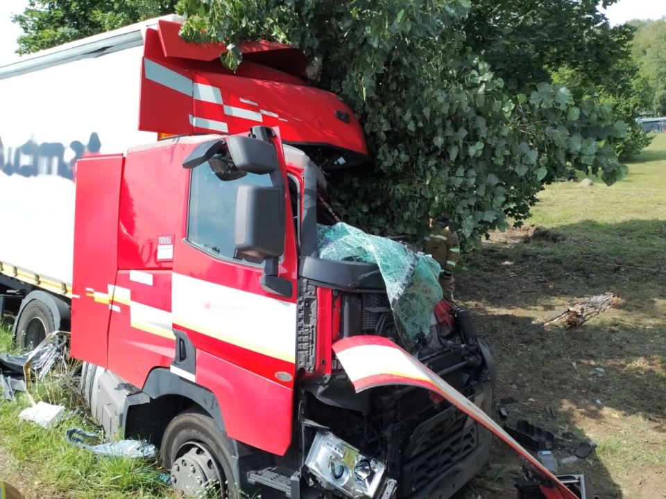 6/7 - Wypadek na krajowej &quot;92&quot; w Lubuskiem. Ciężarówka uderzyła w drzewo