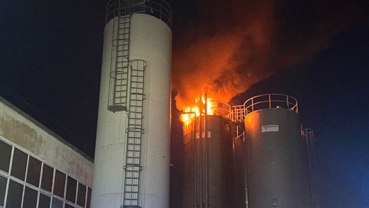 Pożar w Międzyrzeczu. Na terenie zakładu płonął zbiornik z olejem (ZDJĘCIA)