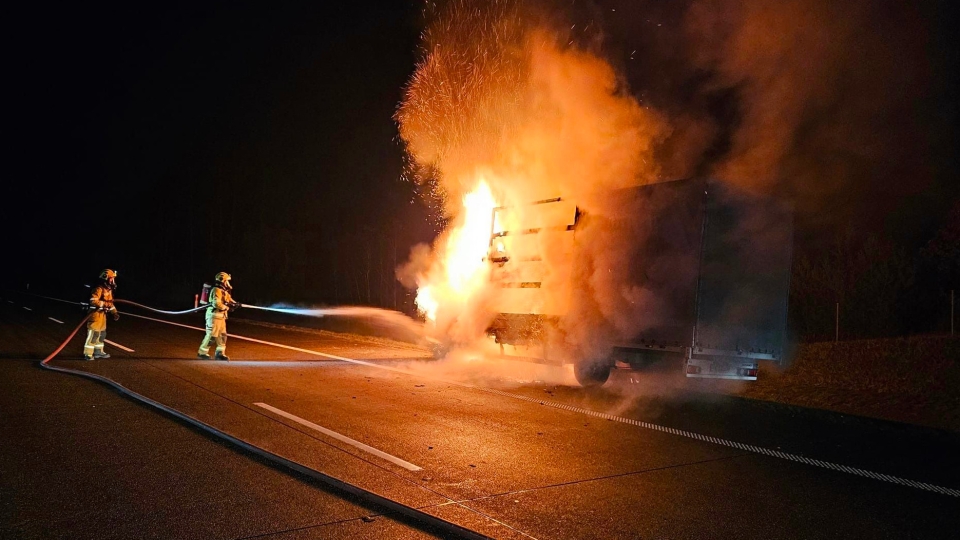 Pożar samochodu na autostradzie A2. Spłonął doszczętnie (ZDJĘCIA)