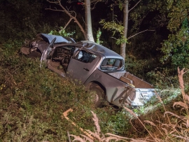 Groźny wypadek w Zielonej Górze. Auto wybiło się z barierki i uderzyło w drzewa (ZDJĘCIA)