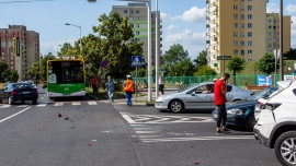 Zderzenie autobusu MZK i dwóch osobówek na Wyszyńskiego w Zielonej Górze (ZDJĘCIA)