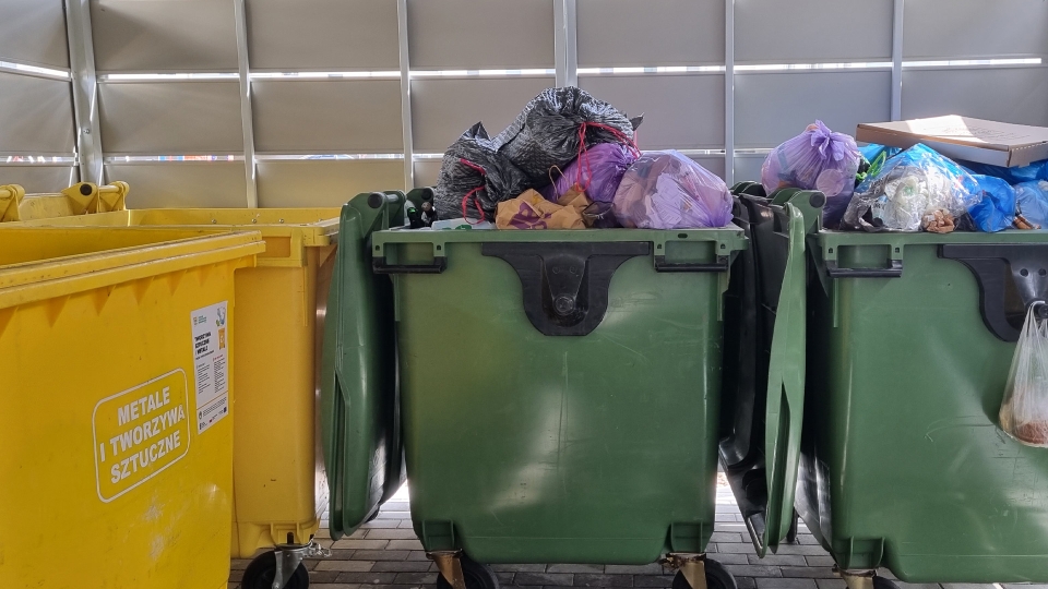 Ciało noworodka w kontenerze na śmieci
