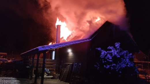 Nocny pożar drewnianego domu pod Słubicami. &quot;Straty materialne są znaczne&quot; (ZDJĘCIA)