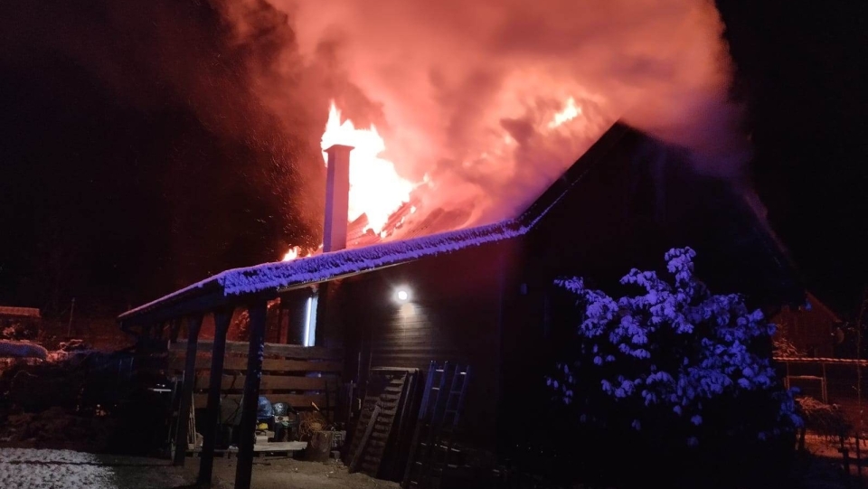 Nocny pożar drewnianego domu pod Słubicami. "Straty materialne są znaczne" (ZDJĘCIA)