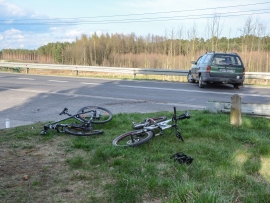 Poważne potrącenie rowerzystki w Czerwieńsku (FILM Z POTRĄCENIA)