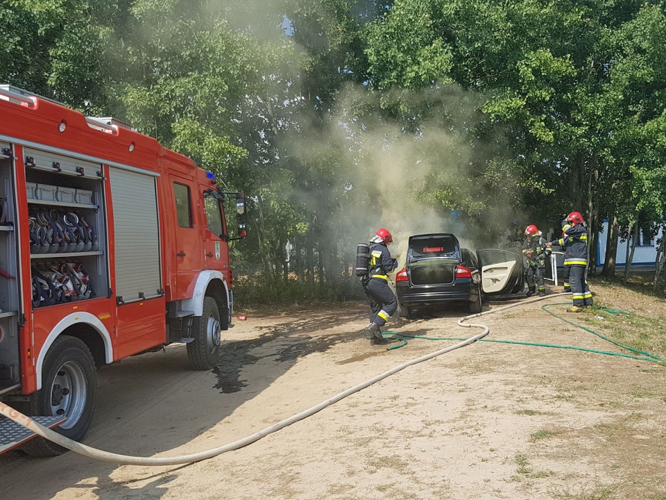 Pożar samochodu osobowego przy zalewie w Świdnicy (ZDJĘCIA)