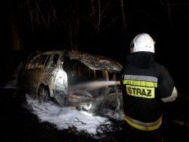Nocny pożar samochodu koło Boczowa. Kierowca wypadł z drogi i zjechał nim ze skarpy (ZDJĘCIA)