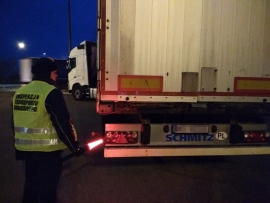 Kierowanie pod wpływem czy używanie cudzych kart - nocne kontrole ciężarówek na A2 (ZDJĘCIA)