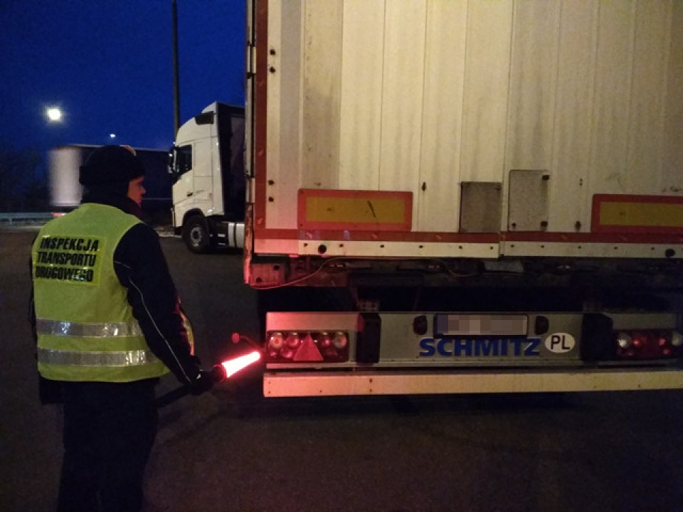 Kierowanie pod wpływem czy używanie cudzych kart - nocne kontrole ciężarówek na A2 (ZDJĘCIA)