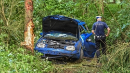 Poważny wypadek koło Świdnicy. Osobówka uderzyła w drzewo. "Kierowca był pijany" (ZDJĘCIA, FILM)