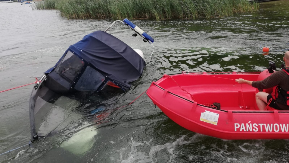 Policyjna łódka pod wodą. Akcja strażaków na jeziorze Niesłysz w Niesulicach (ZDJĘCIA)