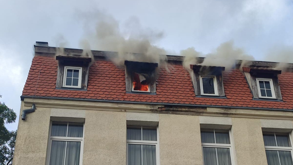 Pożar opuszczonego hotelu w Łagowie. Ogień wybuchł na poddaszu budynku!