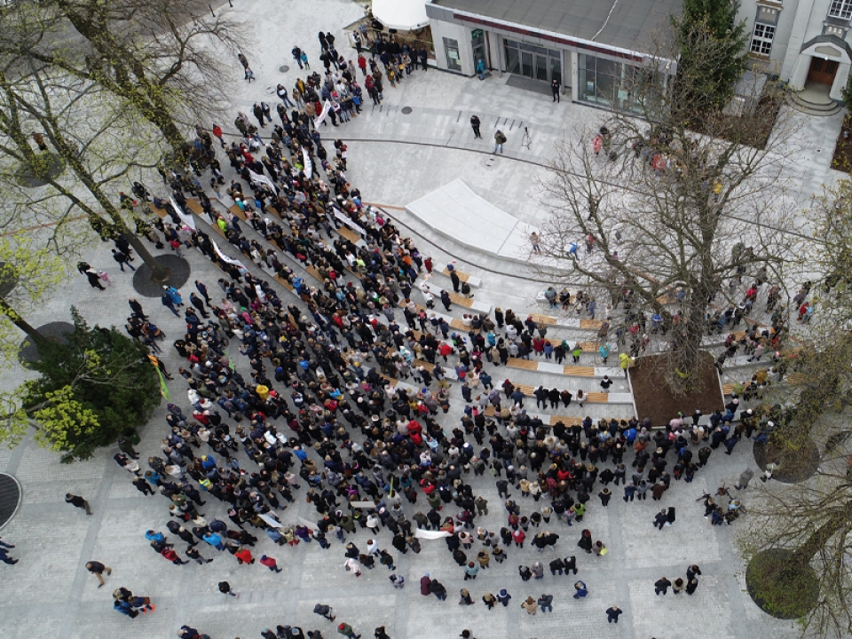 Kilkuset mieszkańców Zielonej Góry solidaryzowało się z nauczycielami (FILM)
