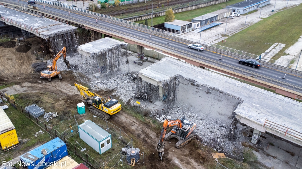 Trwa rozbiórka 45-letniego wiaduktu w Zielonej Górze. Prace potrwają trzy miesiące (ZDJĘCIA, FILM)