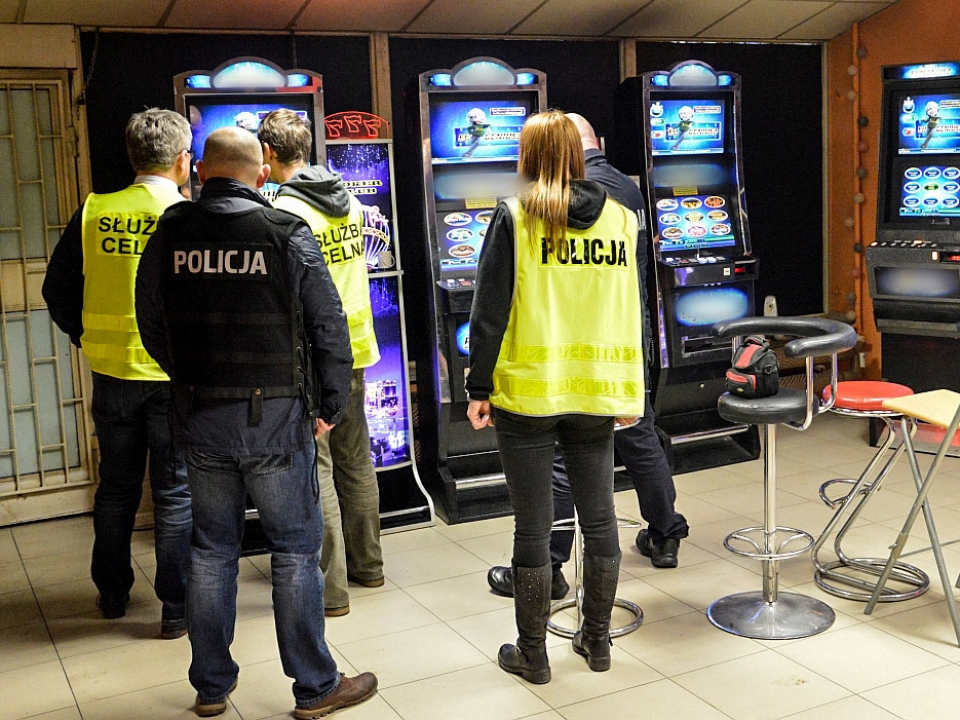 Funkcjonariusze KAS wspólnie z policjantami zlikwidowali nielegalny salon gier hazardowych (ZDJĘCIA)