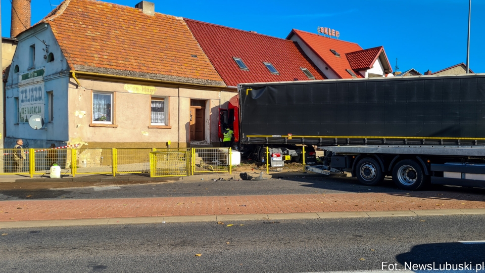 Zderzenie ciężarówek w Torzymiu. Jedna uderzyła w dom! (ZDJĘCIA)