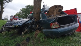 Audi owinęło się wokół drzewa. Zginął 18-latek. Policja szuka świadków wypadku!