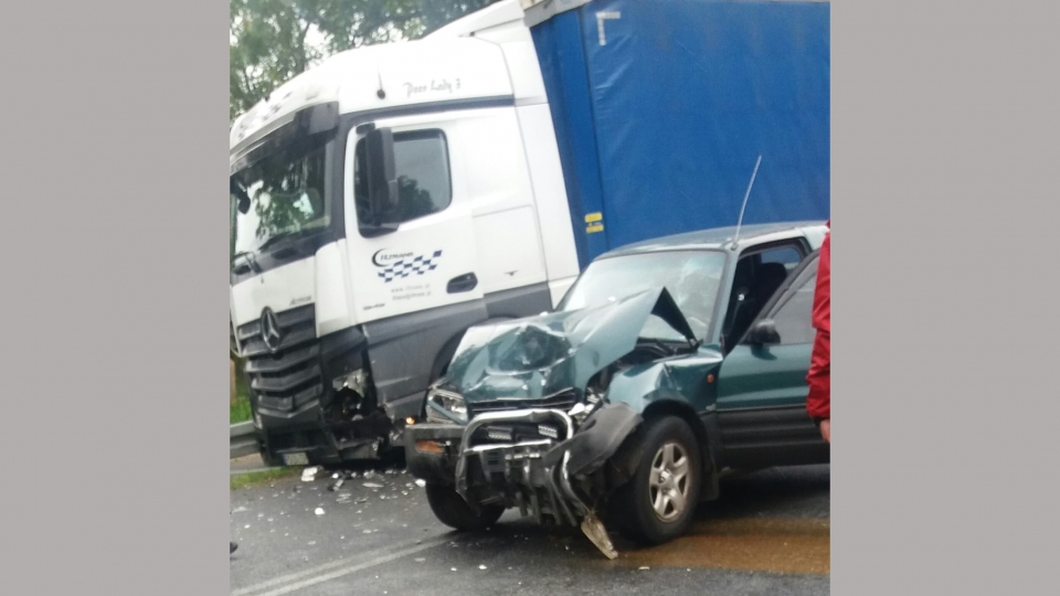 Wypadek w Radoszynie pod Świebodzinem. Jedna osoba ranna, droga zablokowana (ZDJĘCIA)