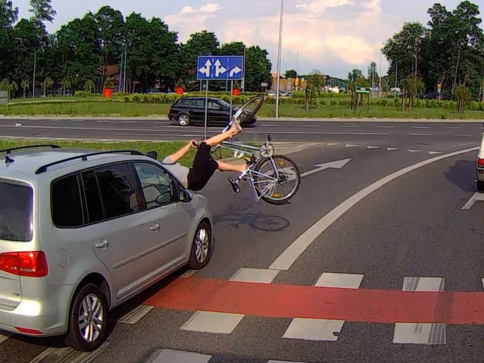 Niebezpieczne potrącenie rowerzystki w Zielonej Górze. Nagranie z kamery