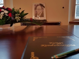 Księga kondolencyjna dla rodziny Pawła Adamowicza w zielonogórskim ratuszu (ZDJĘCIA)