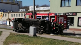 Wypadek w Gorzowie. Jedno auto na boku, drugie uderzyło w znak (ZDJĘCIA)