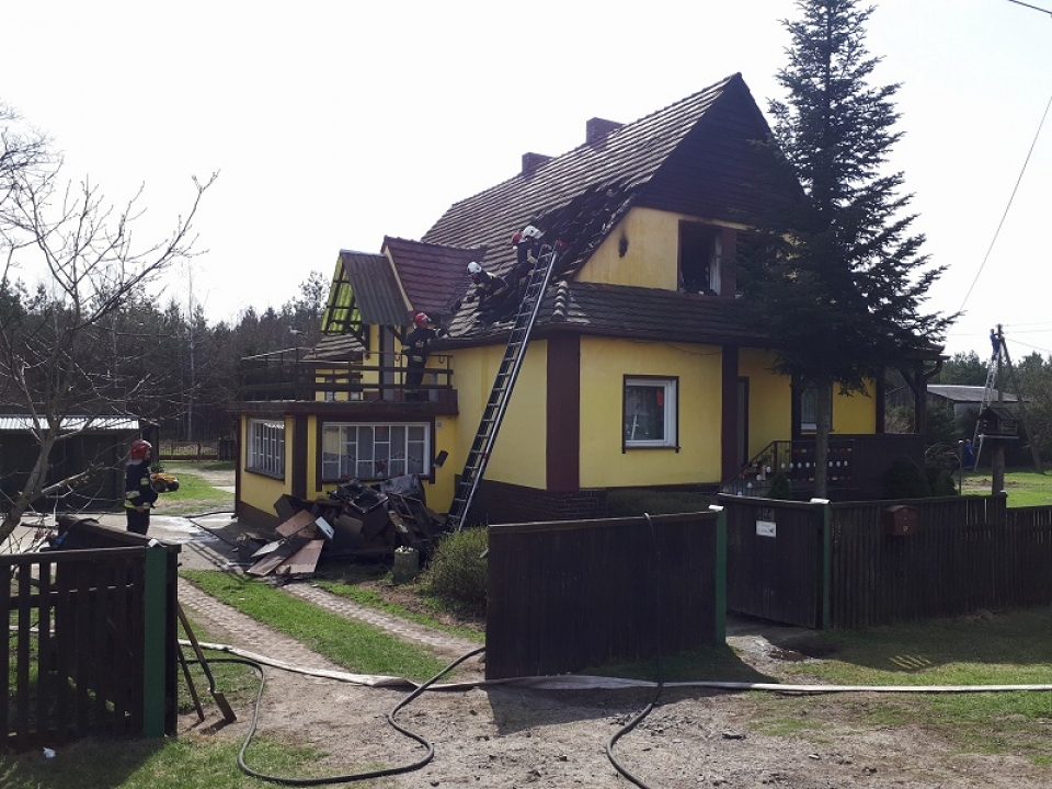 Pożar domu jednorodzinnego w Bielawach. W akcji 5 zastępów straży pożarnej (ZDJĘCIA)