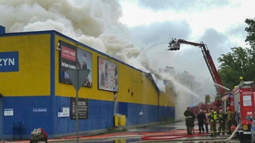 Pożar marketu budowlanego w Żaganiu. Kłęby czarnego dymu widać z daleka