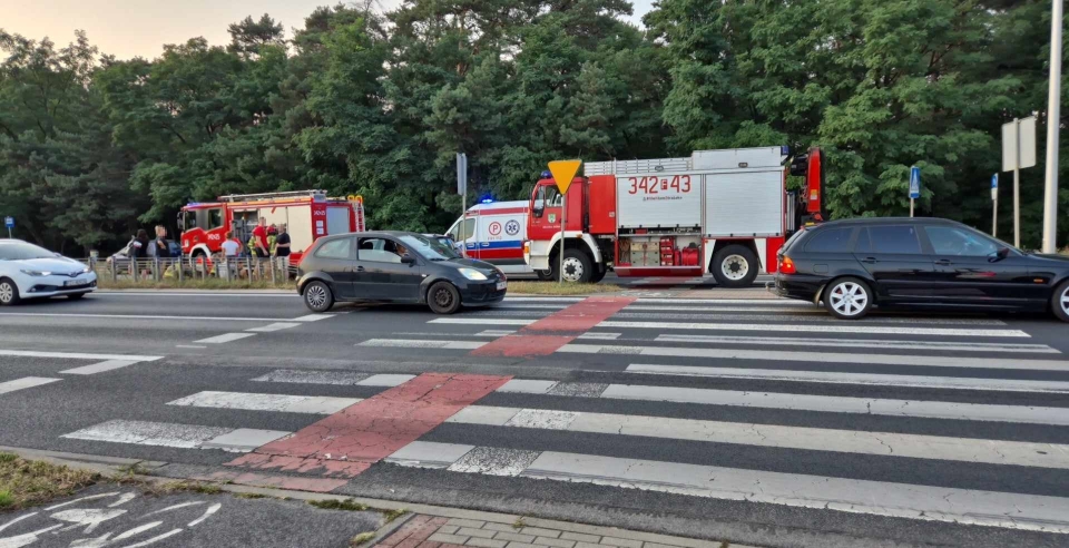 2/3 - Wypadek w Zielonej Górze. Potrącenie nastolatki na pasach