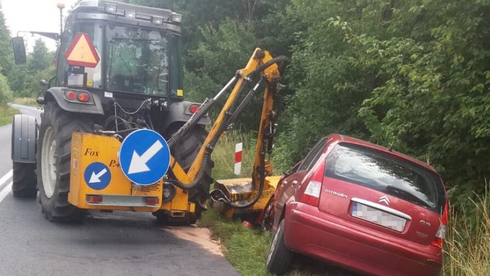 Wypadek w Zielonej Górze. Osobówka uderzyła w traktor koszący trawę