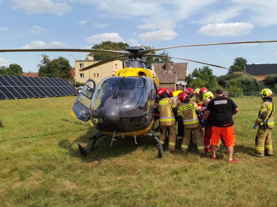 7/7 - Wypadek na krajowej &quot;92&quot; w Lubuskiem. Ciężarówka uderzyła w drzewo