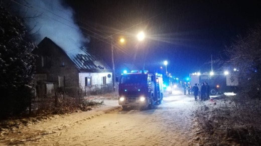 Pożar budynku w miejscowości Glisno pod Sulęcinem. Z ogniem walczy 7 zastępów straży pożarnej!