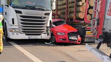 Poważny wypadek w Gorzowie. Auto roztrzaskane między ciężarówkami