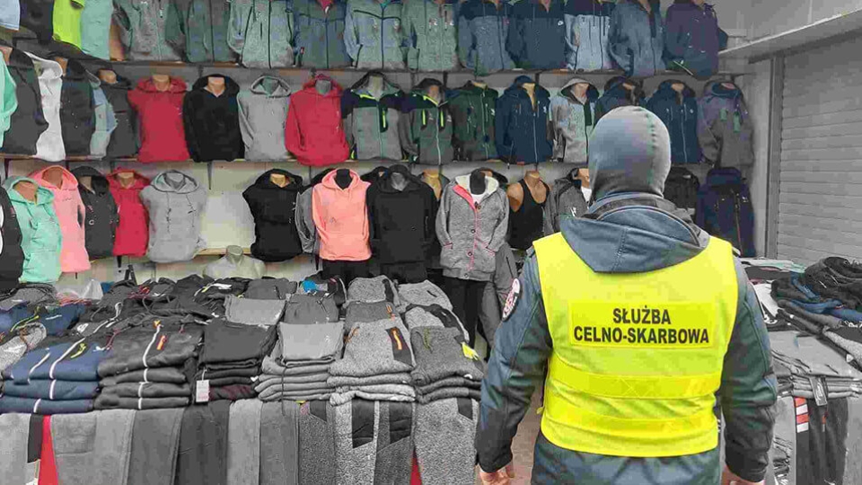 Akcja celników na bazarach w Lubuskiem. Obywatele Bułgarii mieli blisko 600 podrobionych ubrań (ZDJĘCIA)