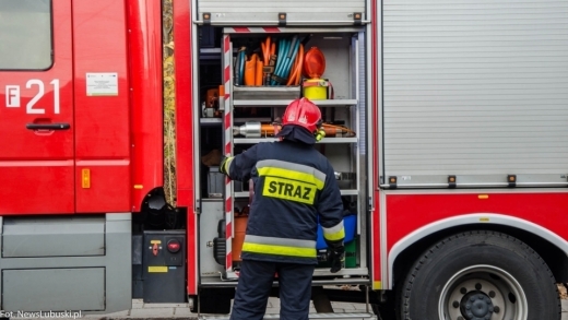 Poważne utrudnienia na kolei do Poznania. Auto wjechało w drezynę